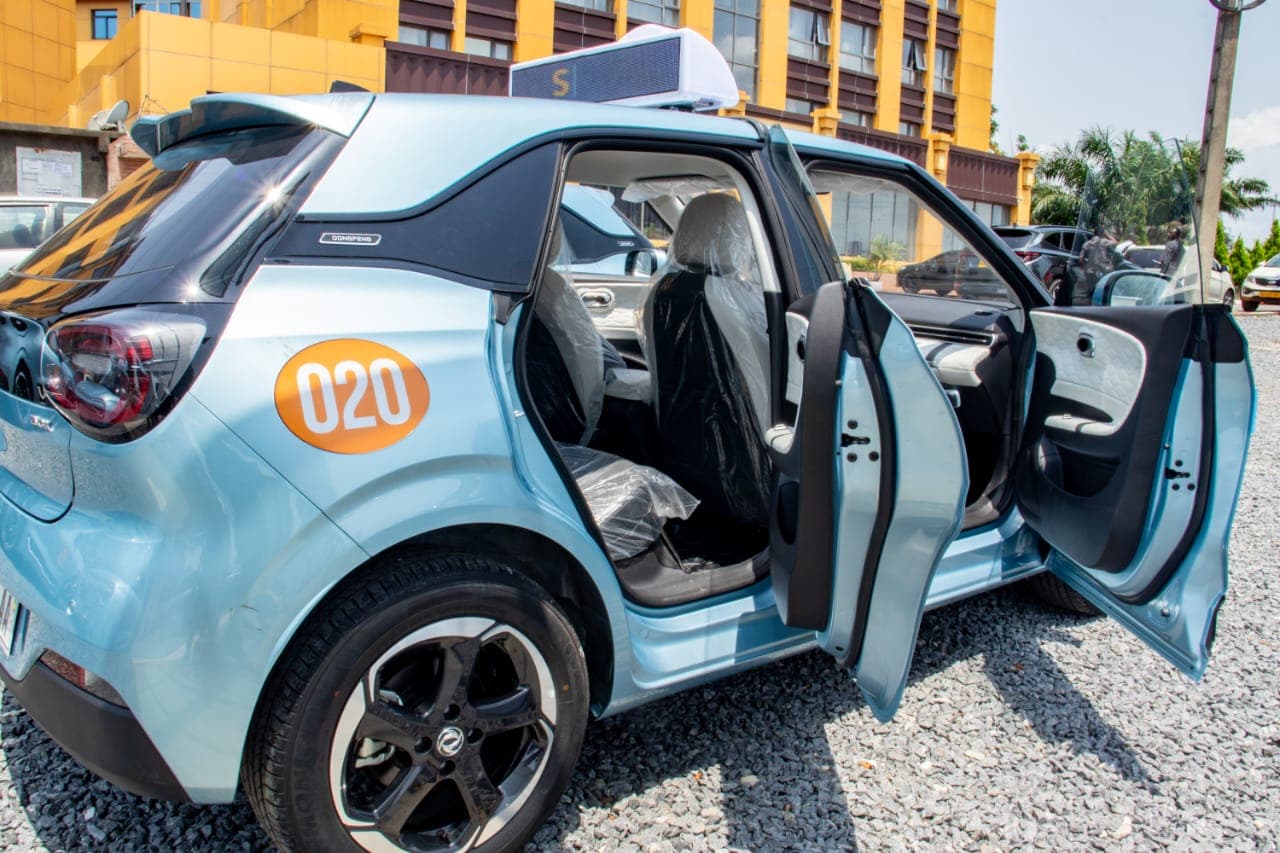 Voiture électrique Ndzela, portières ouvertes
