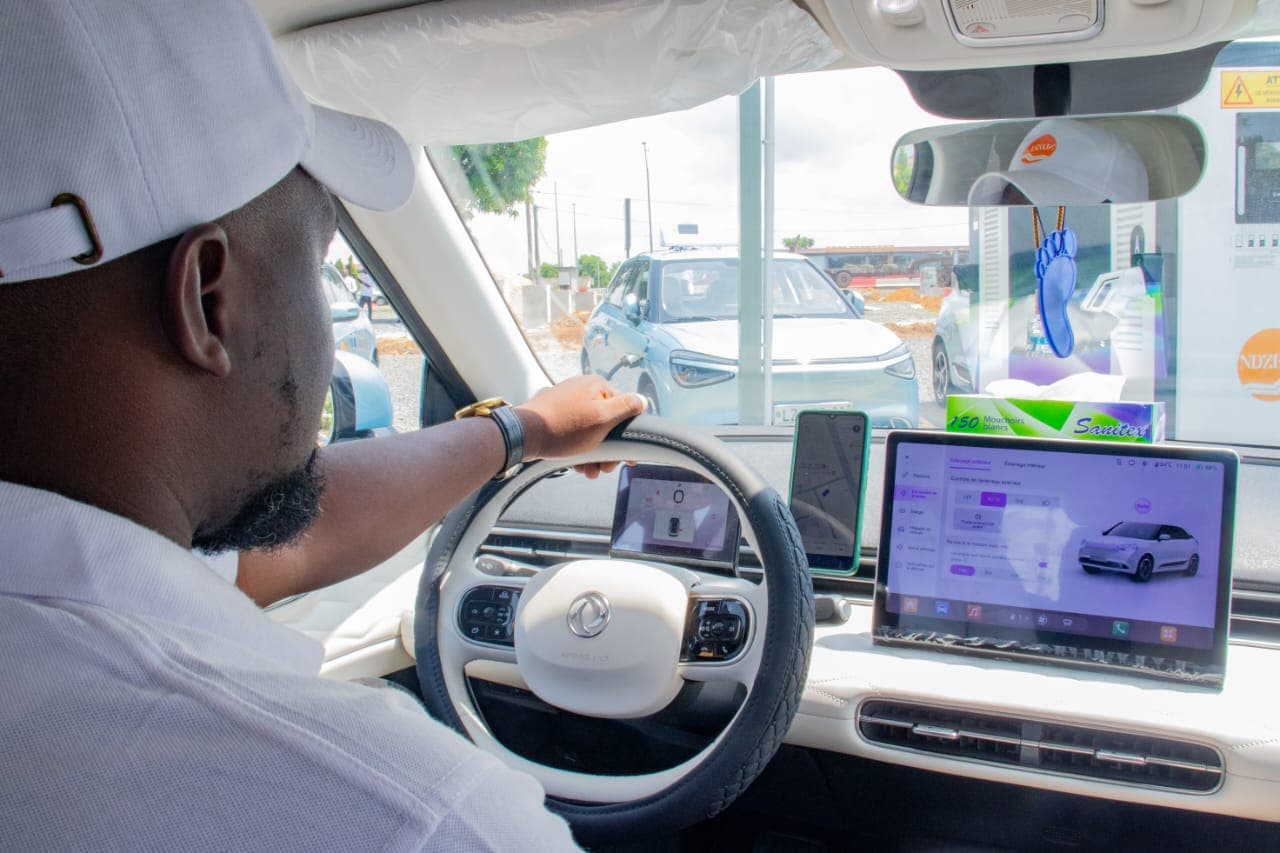 Un chauffeur Ndzela au volant, l'écran de bord allumé
