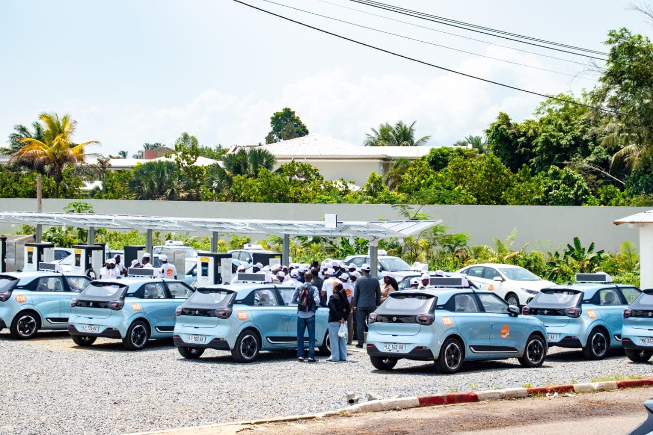 Flotte de voitures électriques Ndzela à la station de recharge de Libreville
