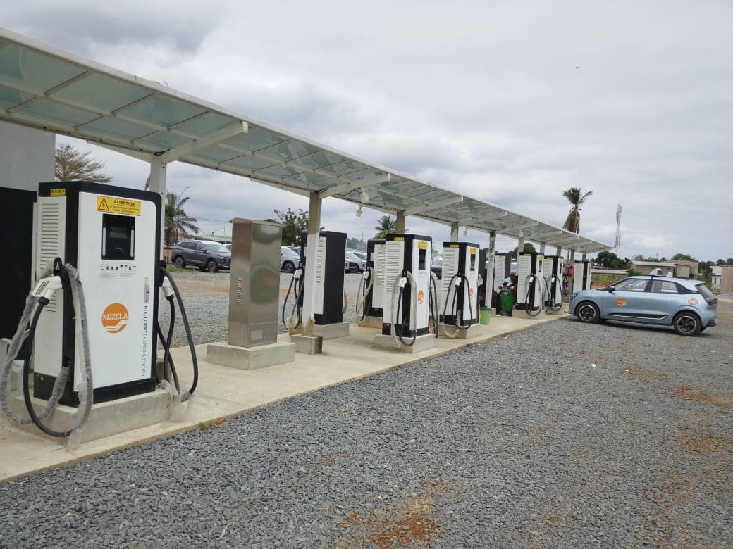 La station de recharge Ndzela, bornes sous un abri