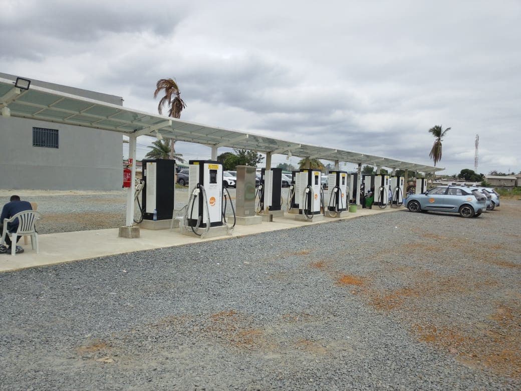 La station de recharge Ndzela : une rangée de bornes sous un abri