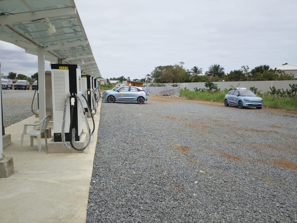 Les bornes de la station Ndzela et des voitures électriques en attente